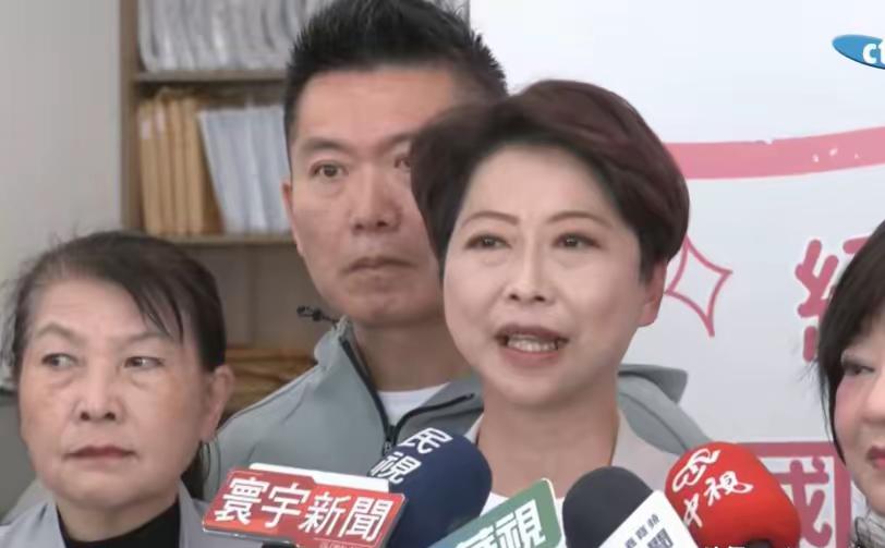 波兰总统到访英国唐宁街10号的时候，他的跟班摄影师在门口被前英国首相府御猫绊倒。