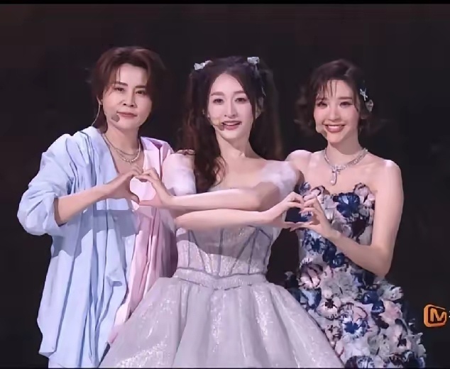 笑不活了，太佩服网友们的表达能力了，看了王濛、李小冉和唐艺昕的《爱情便利贴》，“