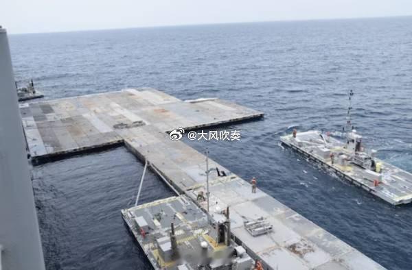 #陆军舟桥兵5分钟拼接20米漕渡门桥#就这么个东西，五分钟就能搭建，美军在加沙硬