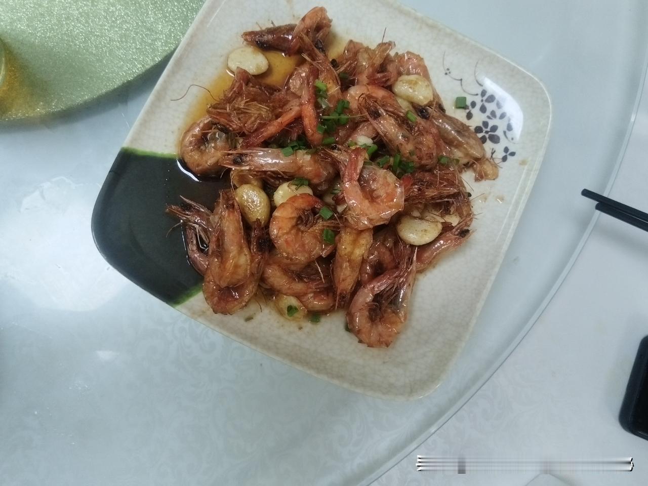 晒一晒你今晚吃的菜肴蒜头麻辣虾，营养丰富鲜香可口