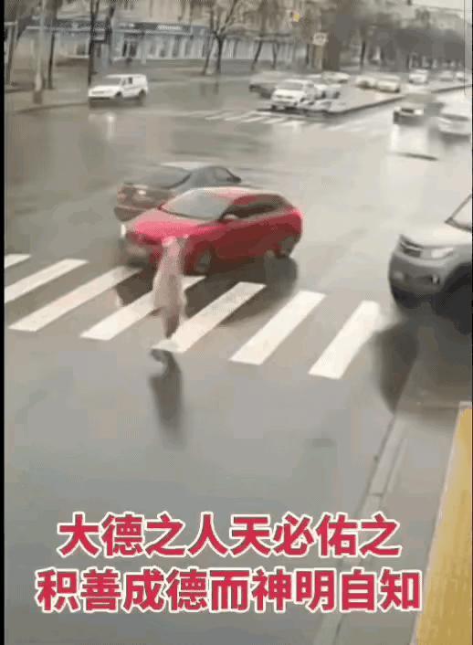 瞬间几经生死，却都化险为夷，这人的运气爆棚，福气忒大。