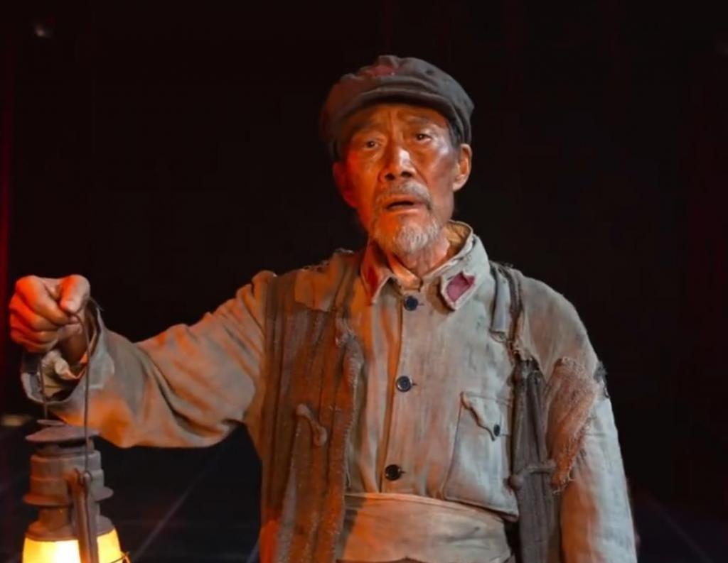 72岁李雪健：听不见，也说不出，他却用一双眼睛，演活了老红军，演活了长征。

纪