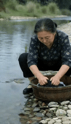 记住了
洗衣服要去河里
说不定哪里有意外的惊喜[泪奔]