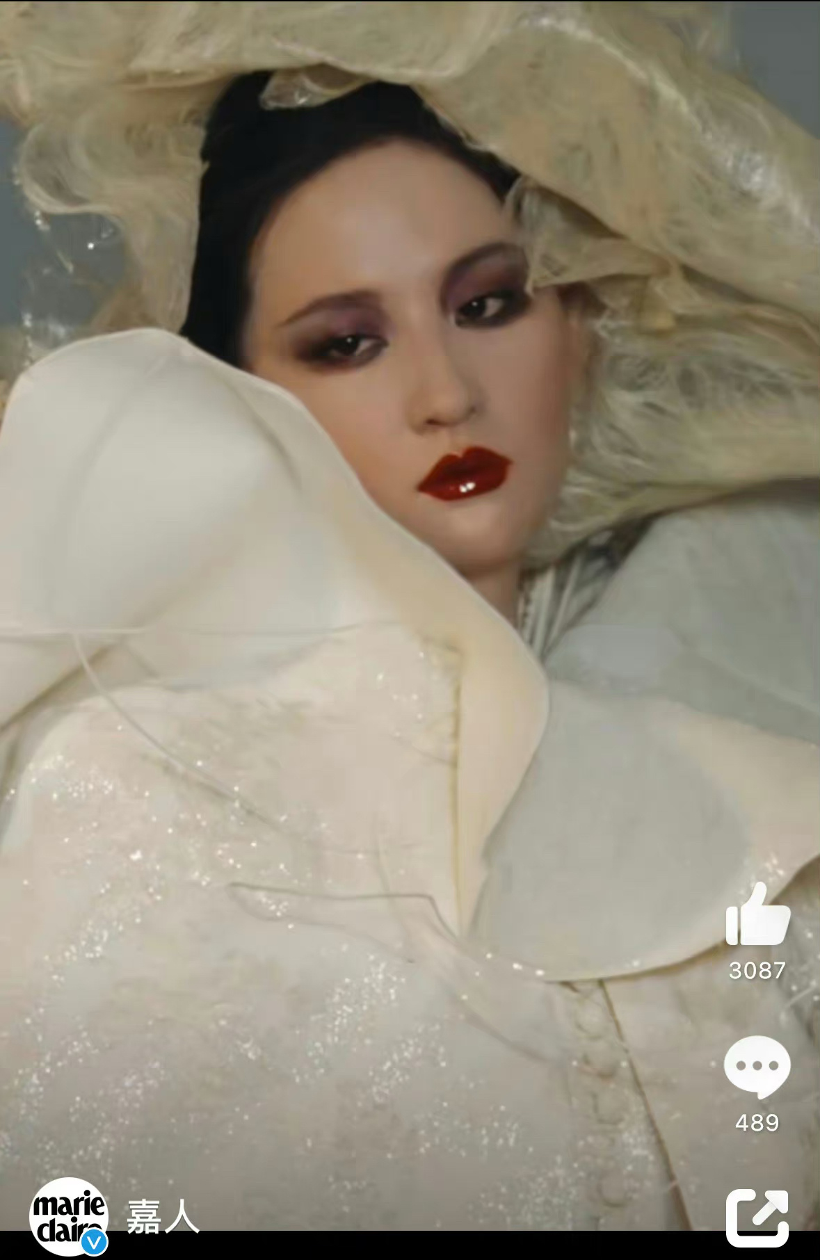 嘉人到底是怎么说服刘亦菲画这妆容的？ ​​​