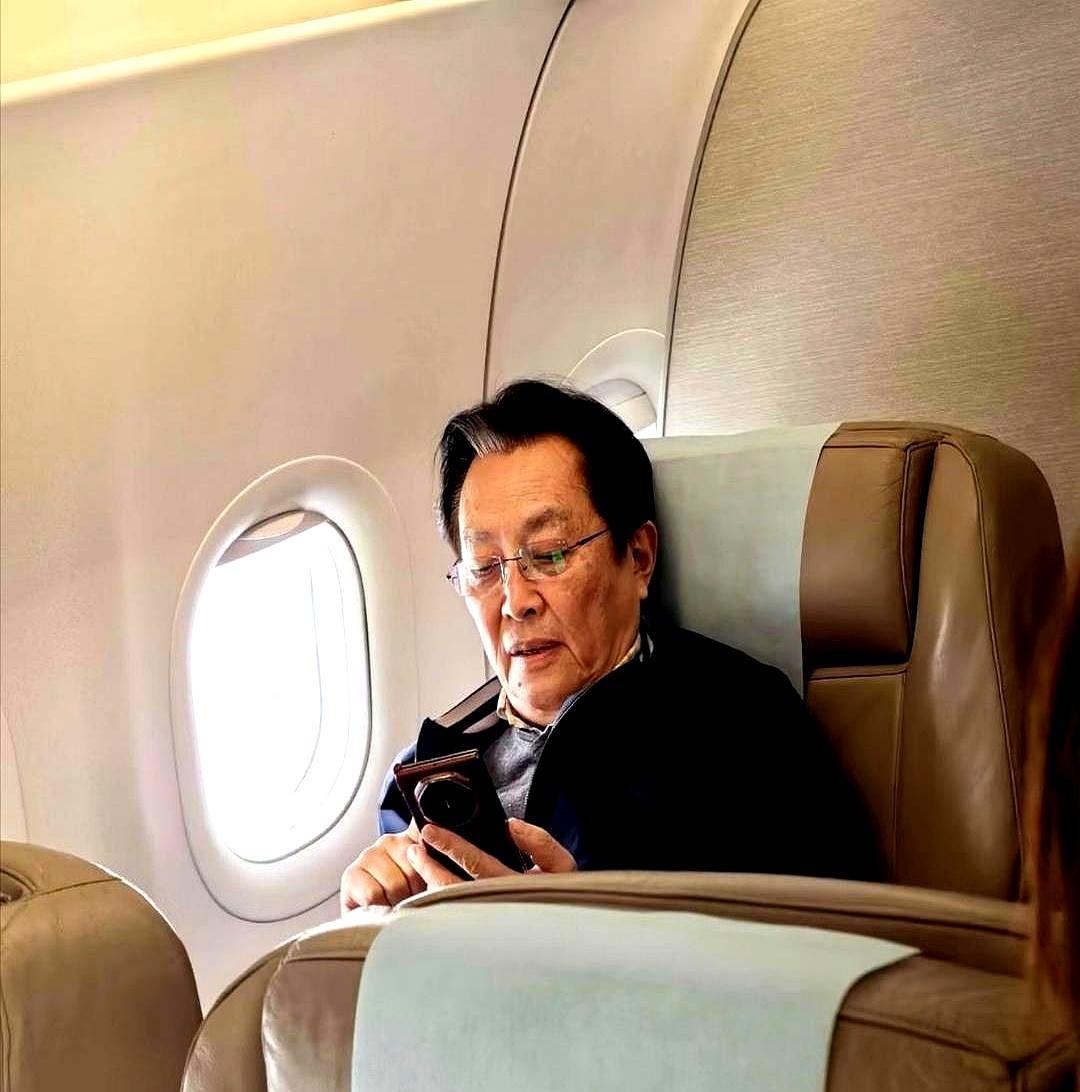 我一直以为73岁的唐国强是去综艺捞钱的，直到看到他在后台，对着一群小鲜肉把烟一掐