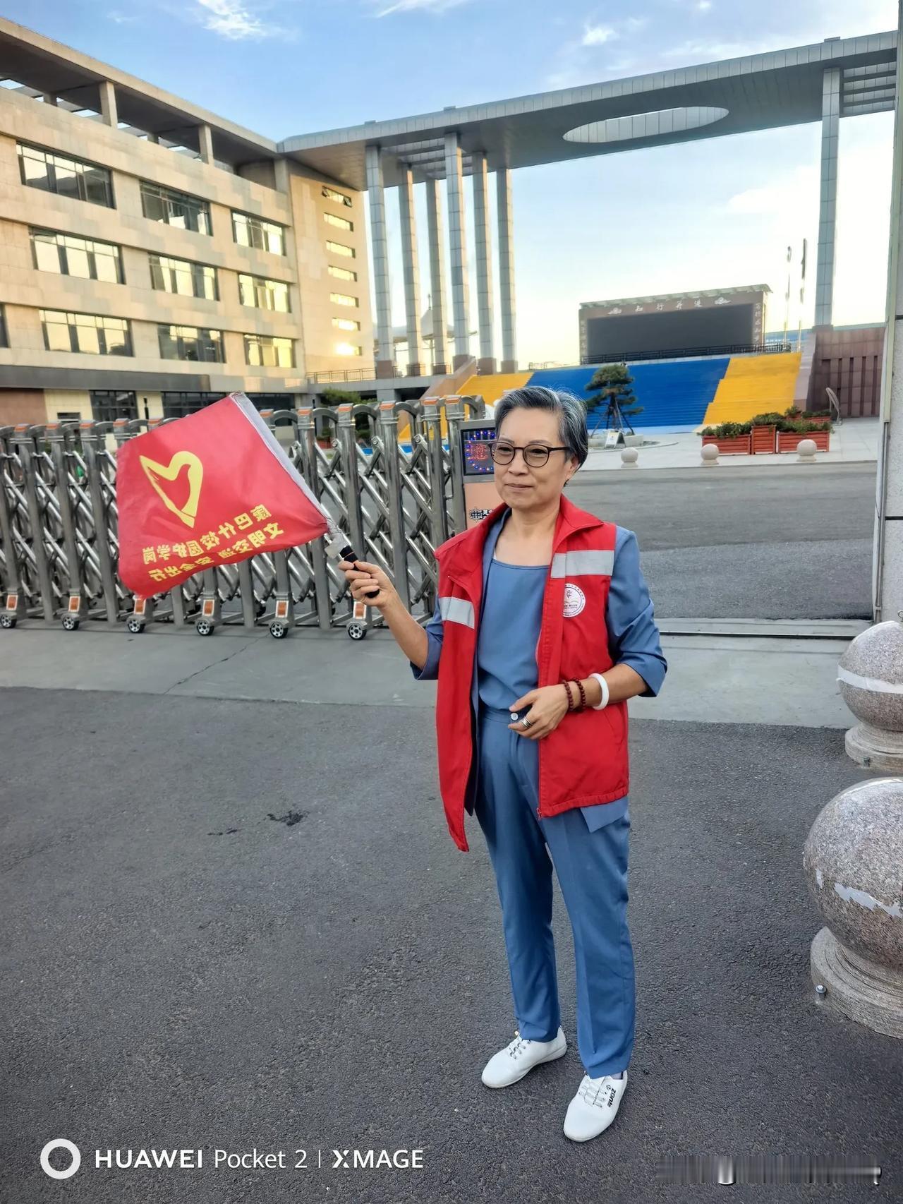 每个学期总会有两次家长护校。我们的孩子们保护的太好了，放学的十字路口有交警有家长