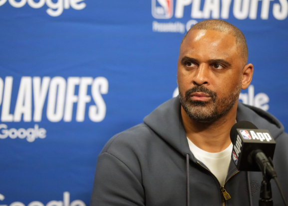 今日火箭94-101再次不敌湖人，大比分0比2落后。路威在节目中表示，乌度卡没有