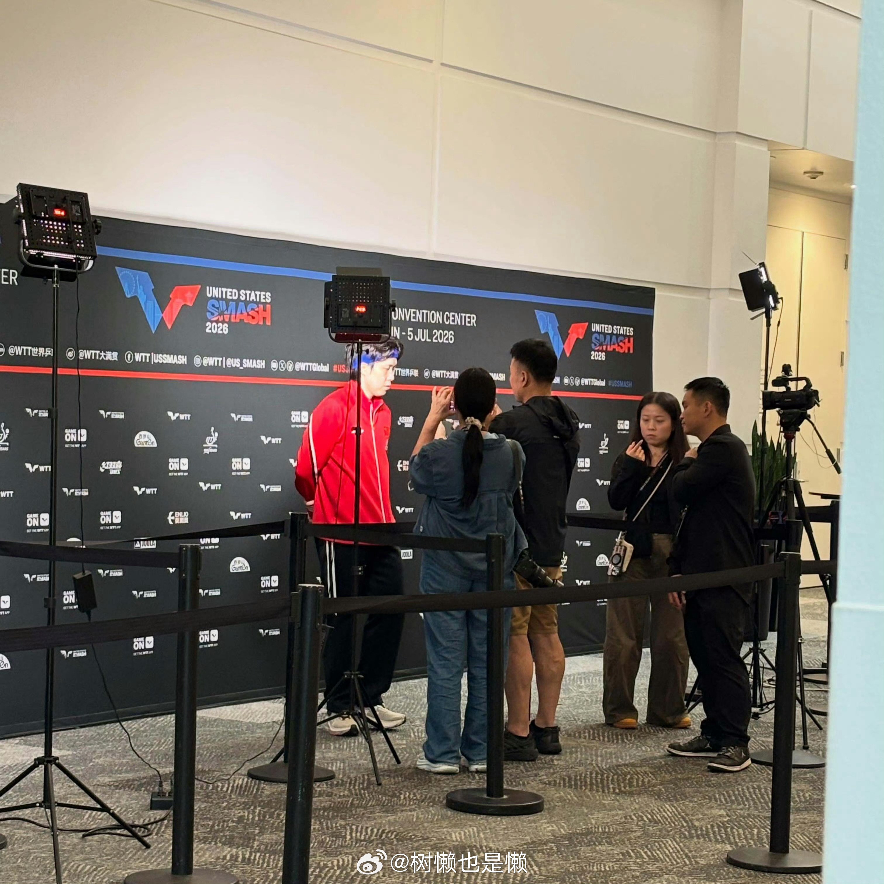 这张混采区的照片看起来更高大了耶身材比例是真的好ps：其实现场光线挺好的，咕子的
