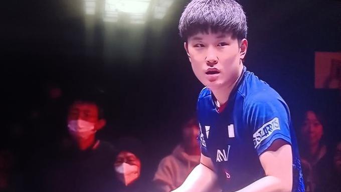 2025WTT香港总决赛男子单打半决赛激战正酣，林诗栋与张本智和狭路相逢。此前林