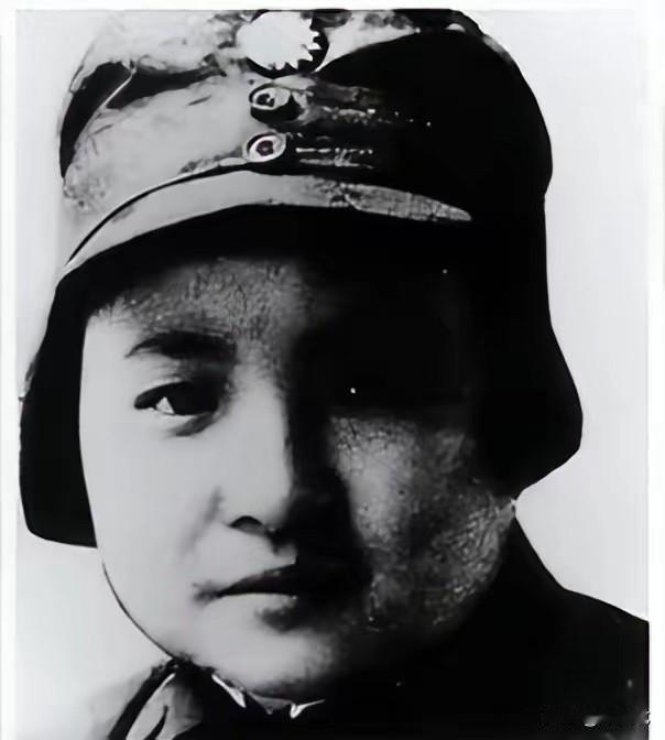 1941 年，女地下党员施奇被敌人轮番侵犯，染上了梅毒，导致她身体溃烂发臭，没想