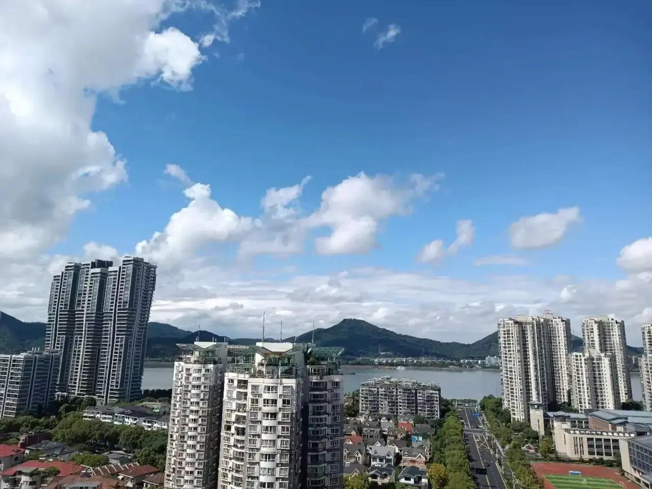 杭州新房涨价 二手房价跌幅扩大
7月15日，杭州二手房的成交量为198套，新房则