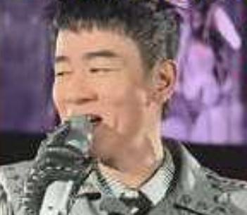 陈小春在演唱会上唱《大东北是我的家乡》，这已经成了他巡演里一个标志性的互动环节。