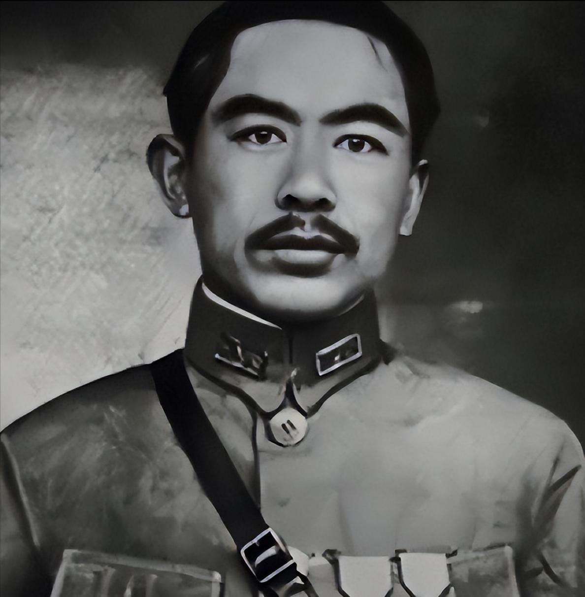 1944年，被调离新疆的盛世才，带着数十辆卡车的家当路过陕西宝鸡时，儿子看戏被打