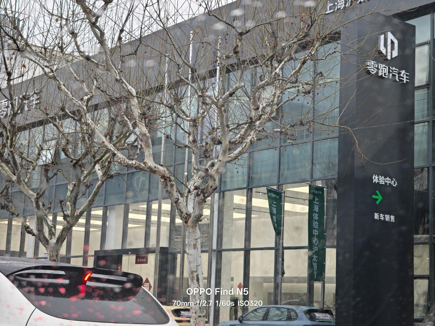 等红绿灯的功夫，原来离家这么近的地方有家零跑的4S店商场里是一家没看到，这种4S