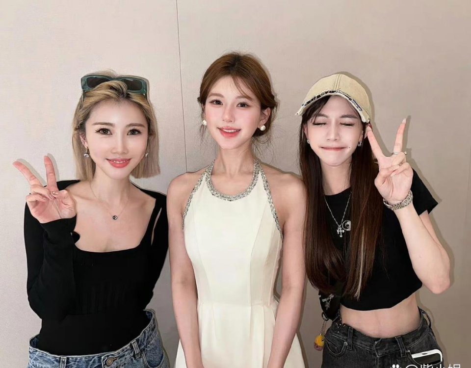 赵露思瘦不瘦看看旁边的网红就知道！ ​​​