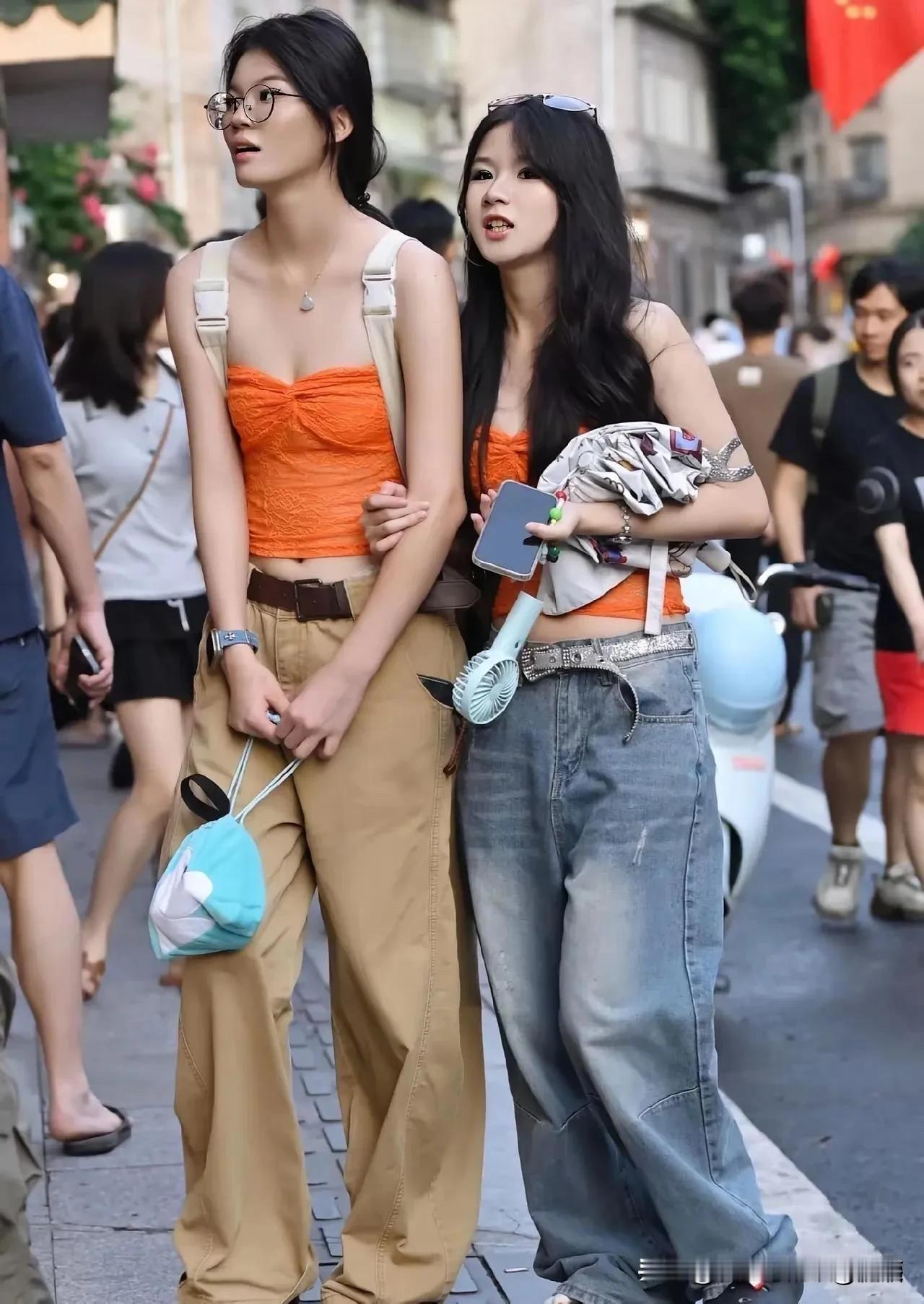 街头这样穿，是丢人现眼？
还是穿衣自由？
要不要提示袒胸露背者不得出去公共场合？