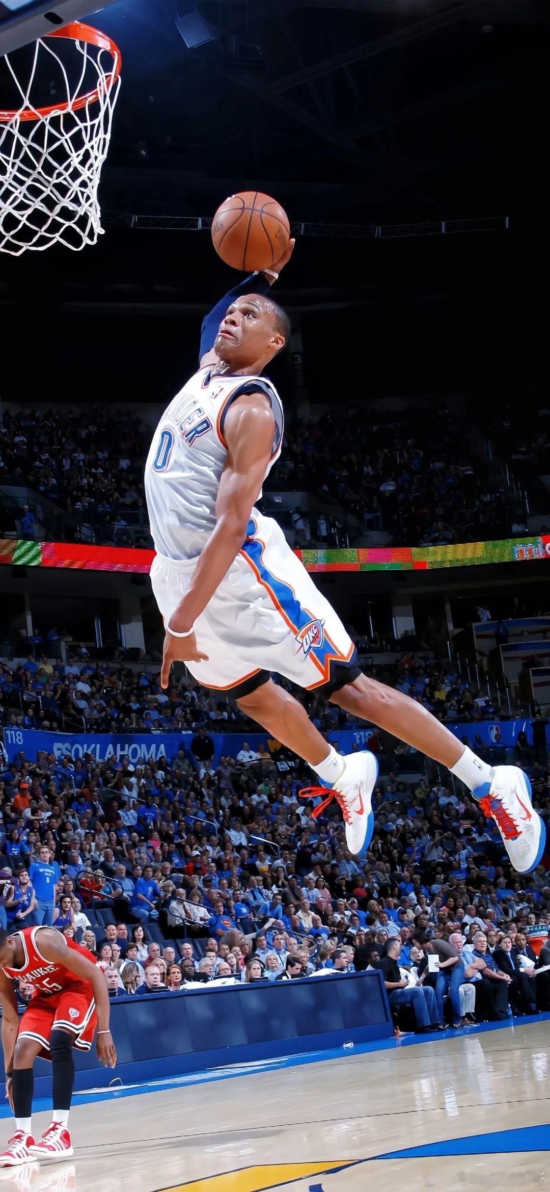 今夕是何年？鬓微霜，又何妨？老威少再次轰下 24+13+14 的招牌三双…不看时