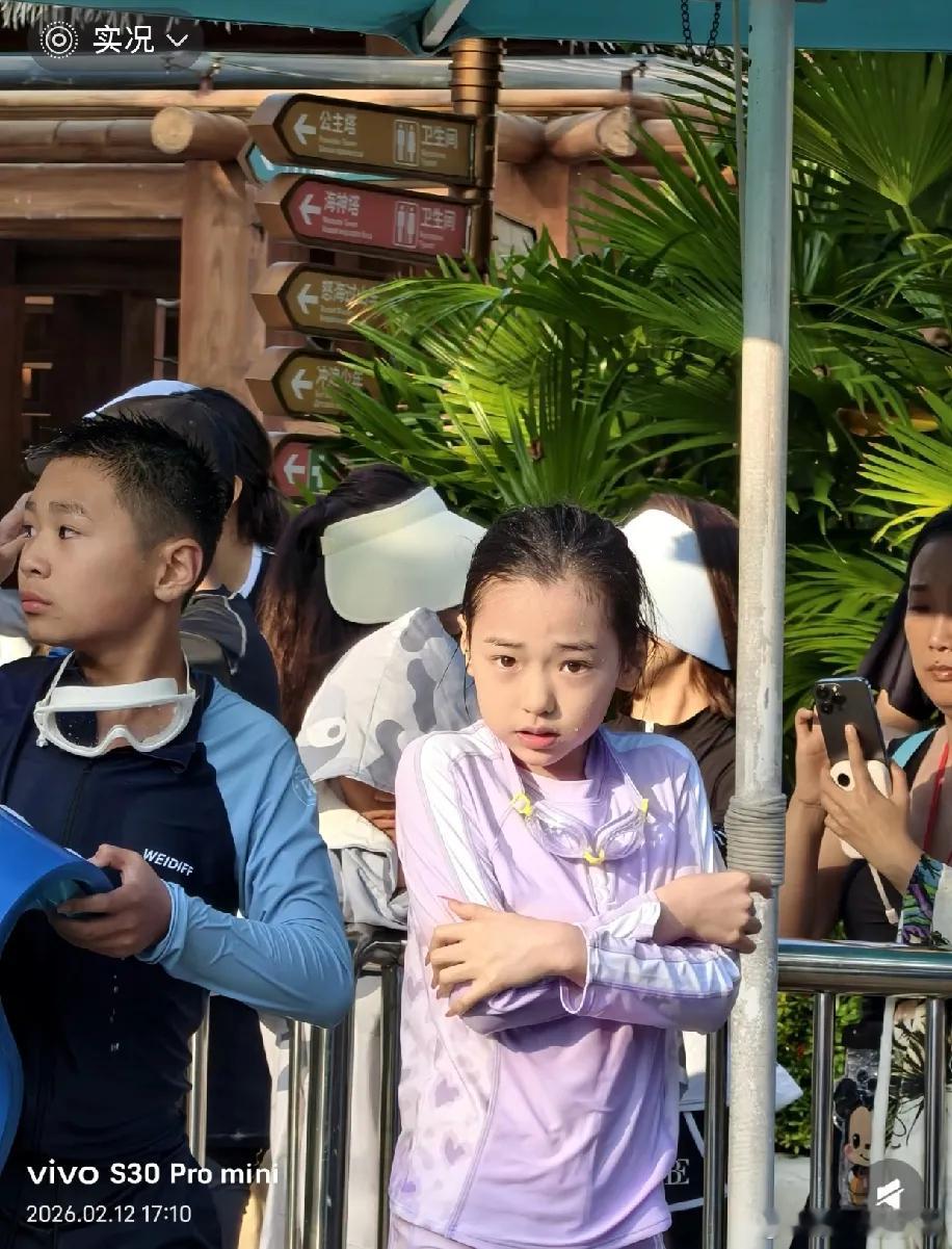 小酒窝也挺让人怜惜的。年纪那么小，就要活在大众的注视下，一举一动都可能被放大点评