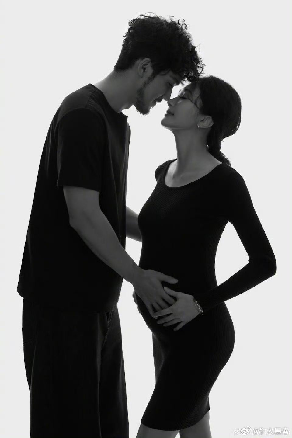 陈牧驰陈冰结婚生子他之前不是和有个男的谈过吗