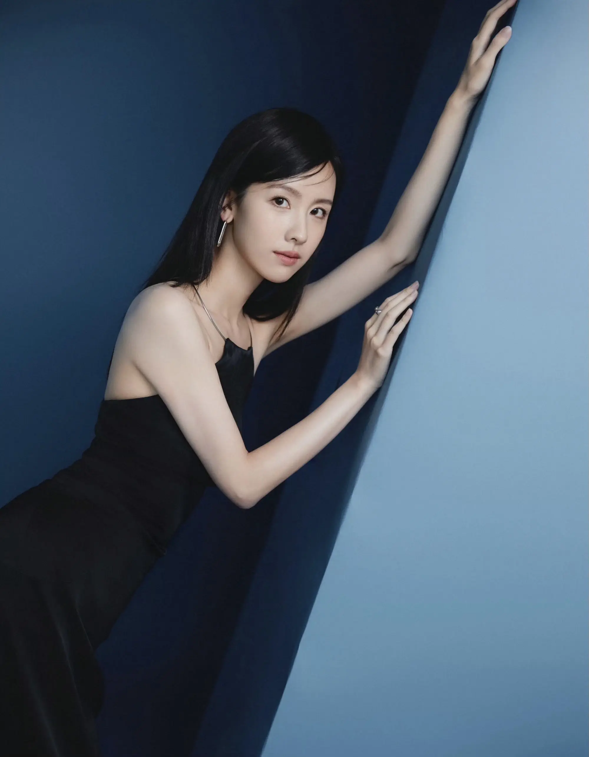 陈都灵。