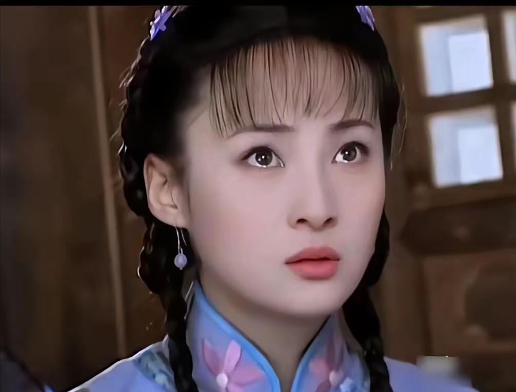 黄磊后来回忆说：当年蒋勤勤刚进大学第一天，整个校园都轰动了。我直接翘课，高晓松也