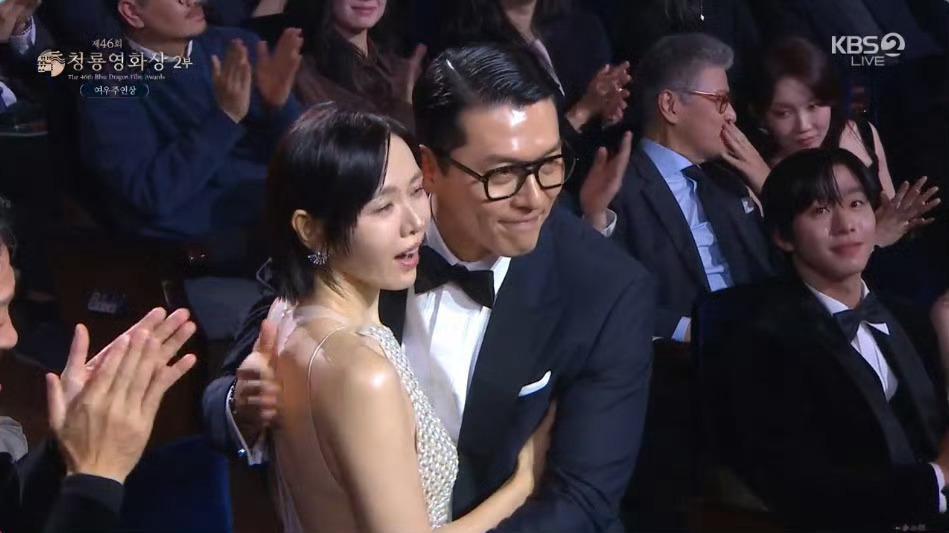 凭借电影《哈尔滨》《无可奈何》，玄彬孙艺珍夫妇包揽本届 最佳男女主角，同一届的影