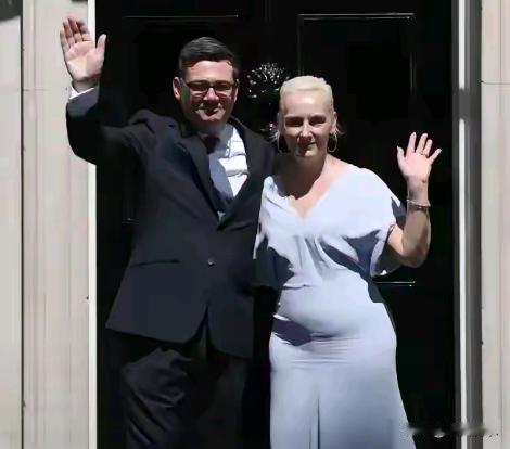 看来管理身材很重要！
​​      英国工党领袖安迪·伯纳姆觐见英国国王查尔斯