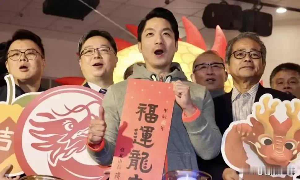 年轻帅气的万安市长送红包了……！
    在闽南台湾一带，尾牙（农历腊月16日）
