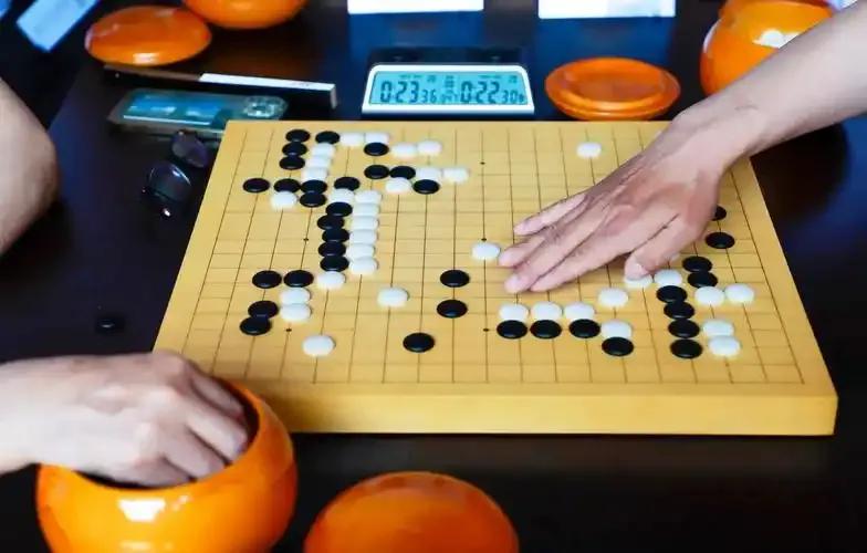 上联：静坐对弈，棋局围拢天下势，
下联：您赐？[作揖][作揖][作揖][玫瑰][