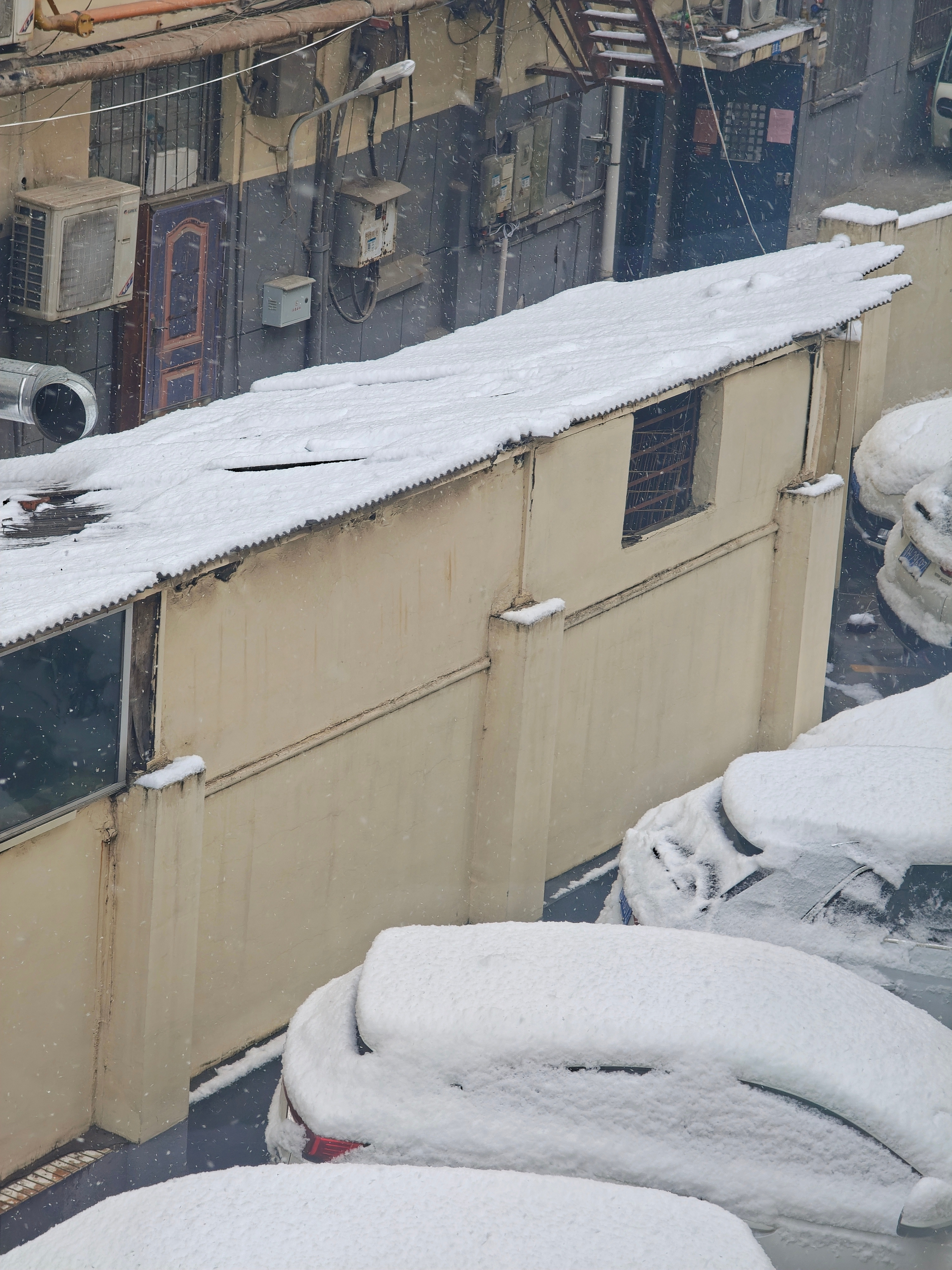 大雪纷飞，天地白茫茫一片。今天是国家公祭日，自发禁娱一天。缅怀先烈，哀悼同胞。警