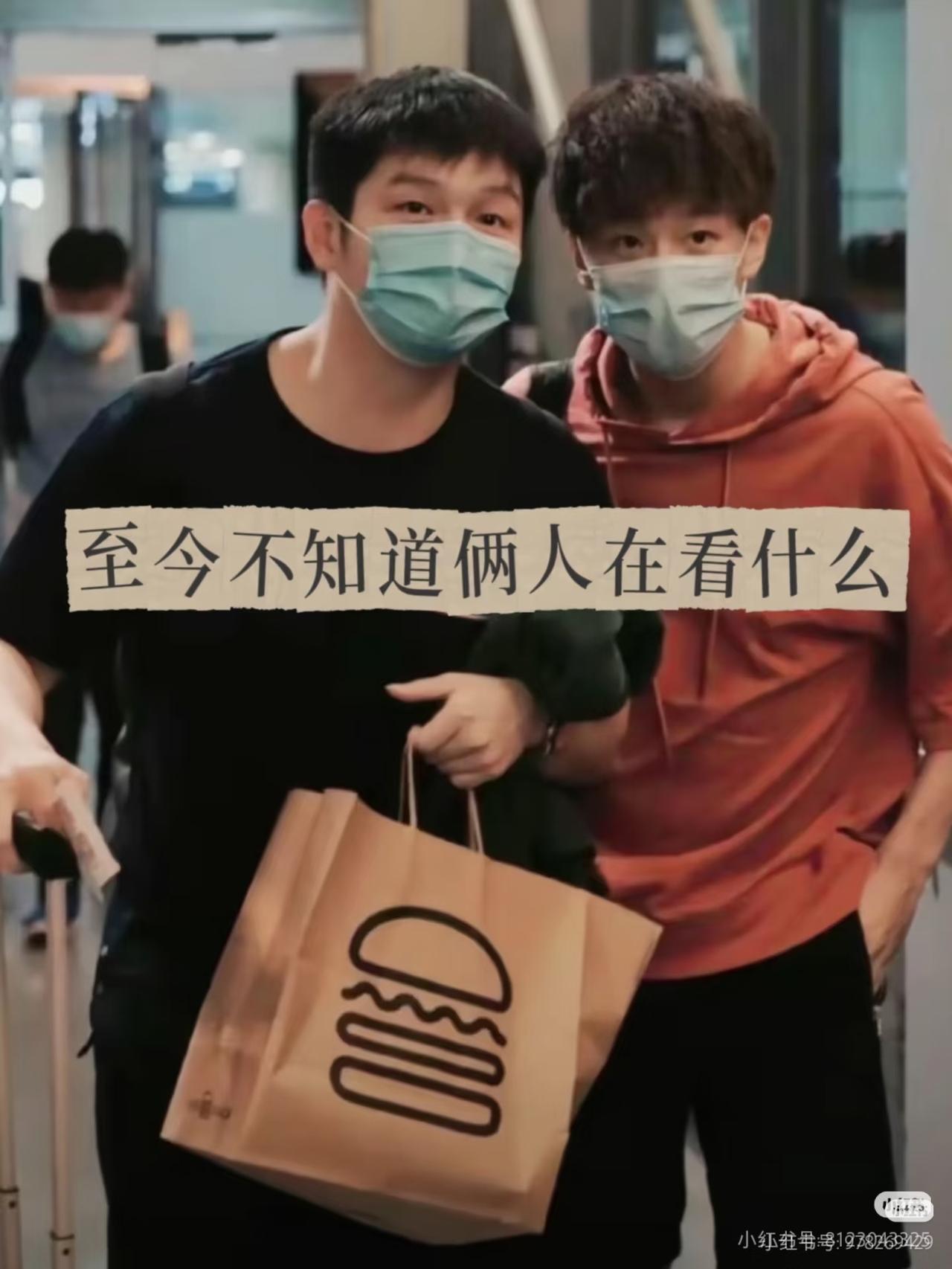像不像第一天把孩子送到幼儿园的头胎爸妈[大笑][大笑]