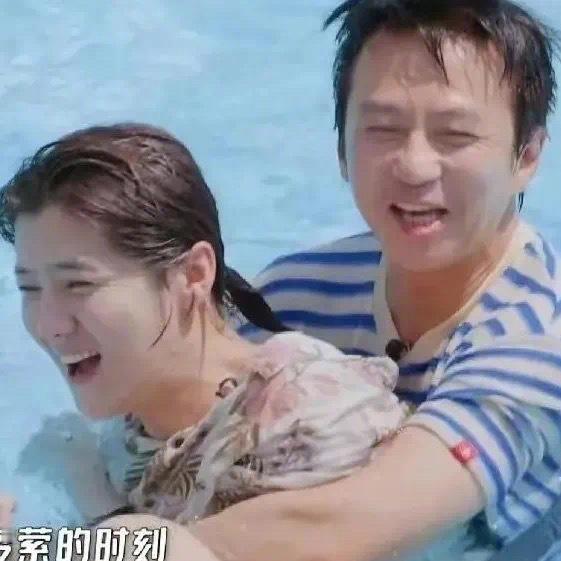 鹿晗减少曝光度，不随便拍写真或者商务推广图是对的，他现在太像一位大姨了，下颌线都