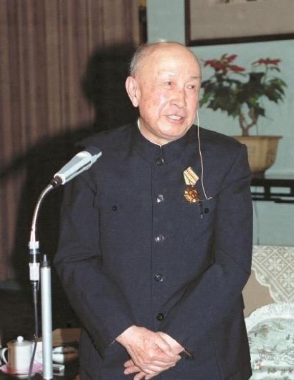 1964年，钱学森在家吃晚饭时，突然闻到了一道菜的味道有些发苦，就皱了皱眉，对家