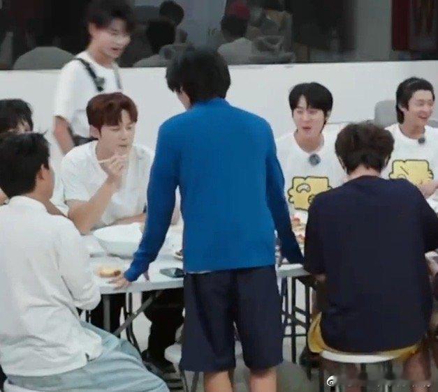 岛屿少年重现餐桌吵架名场面  《岛屿少年》太会玩，餐桌吵架梗重现。毫无预告，零帧