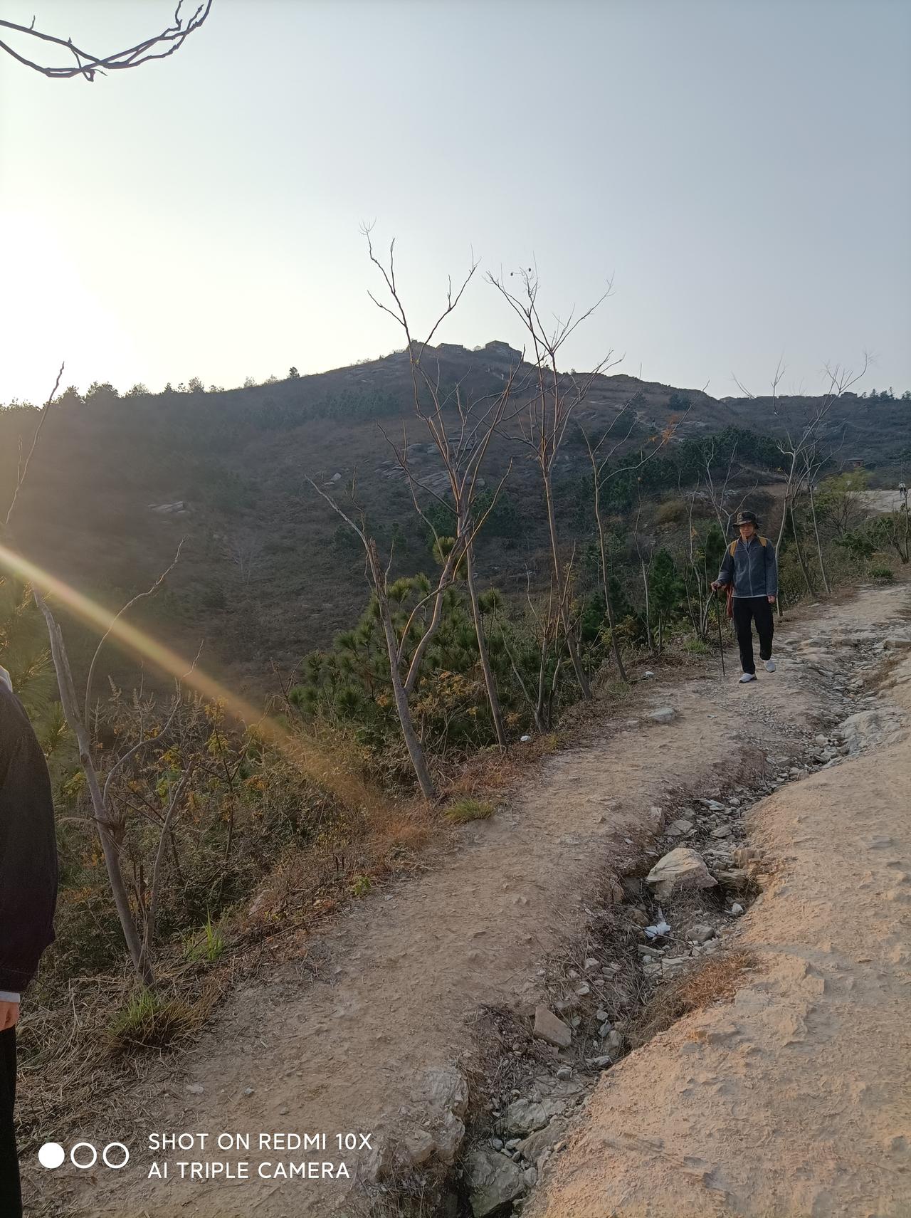 鲜为人知的武汉古长城一一
昨天下午1点，堂弟自驾车带我从汉口出发，经过1小时30