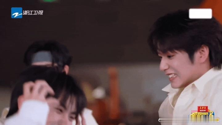 马嘉祺刘耀文双人指压板跳绳孟子义坐李昀锐沙溢身上了 跑男团这边也没好到哪去，孟子