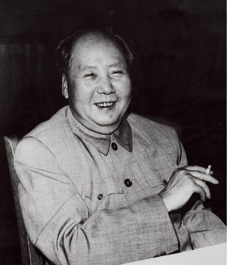 1949年，解放军势如破竹把老蒋逼到了台湾，百万雄师屯兵东南，谁都以为下一步就是