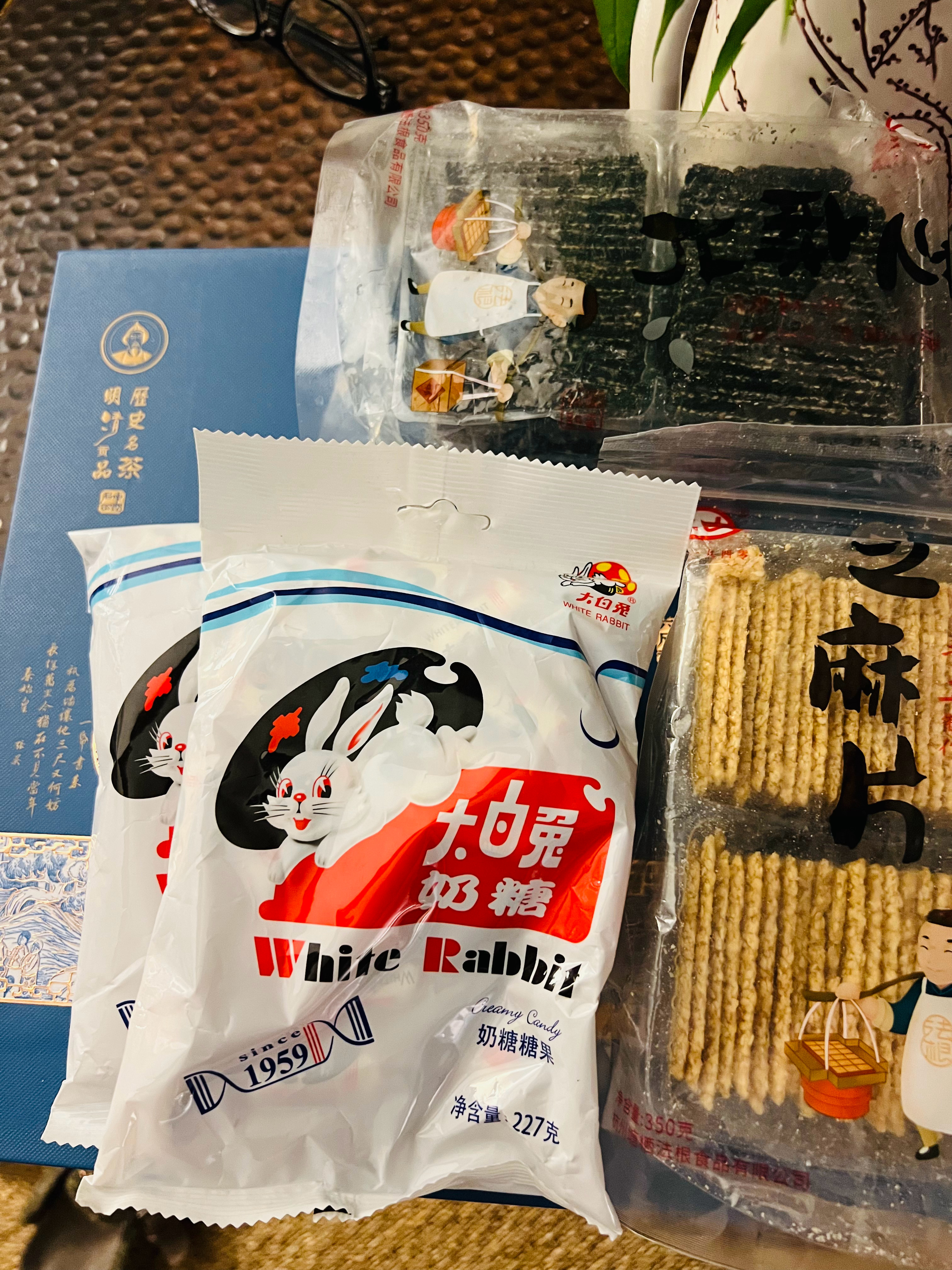 朋友从上海过来，给我们带了茶叶、芝麻糖，还有大白兔奶糖