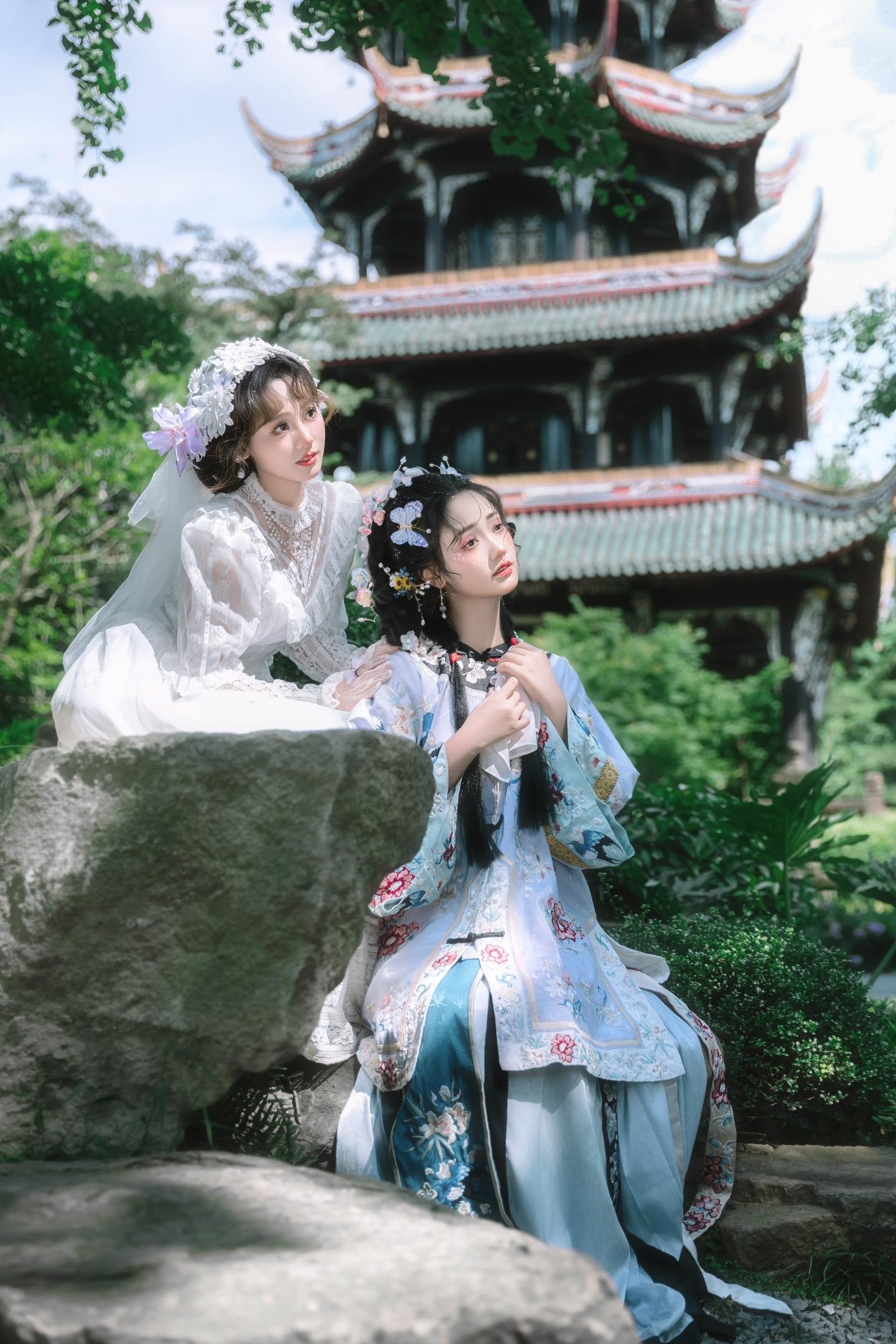 总要带着闺蜜👭🏻来一趟成都，拍清汉女和留洋大小姐吧！