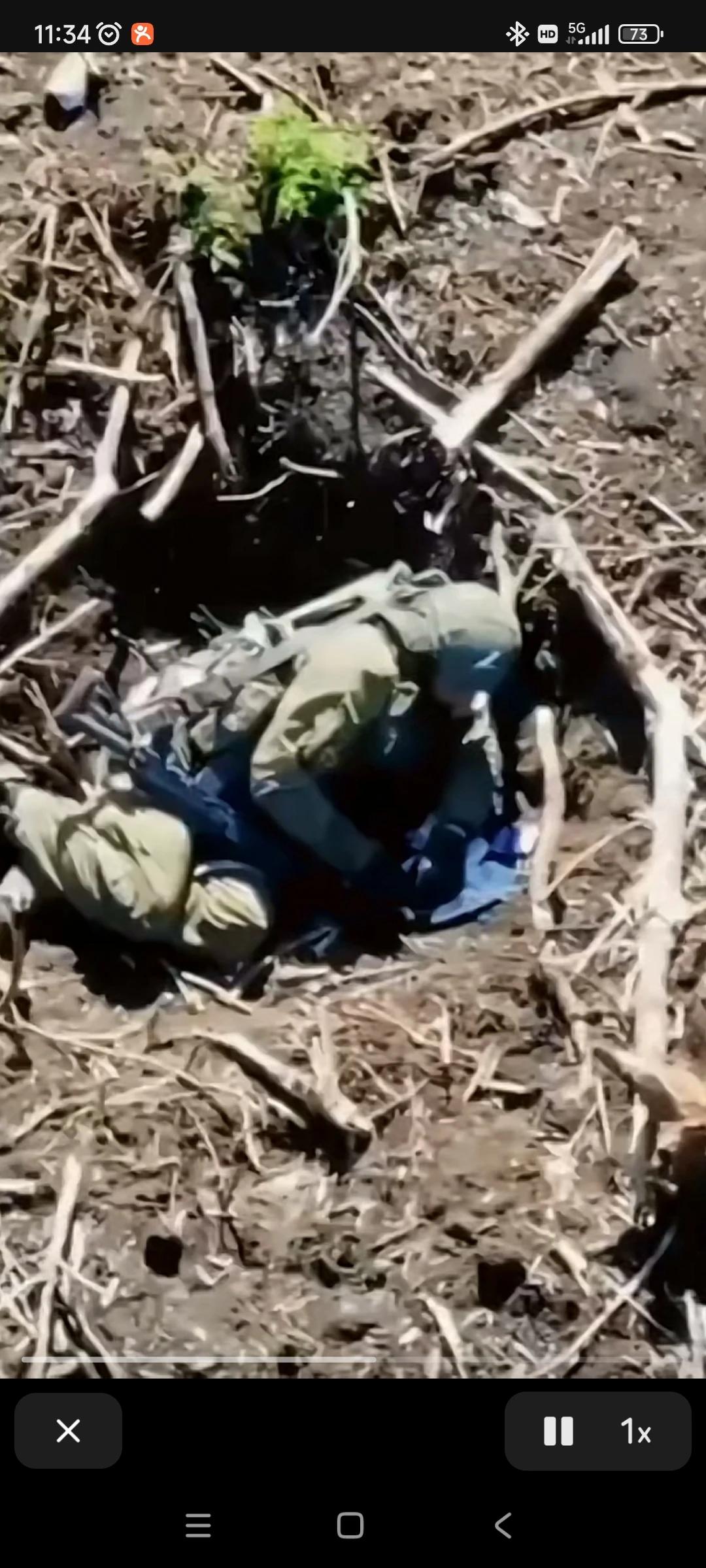 乌克兰无人机对俄罗斯士兵进行了残酷的攻击，即使躲在弹坑里也于事无补，一颗手雷不偏