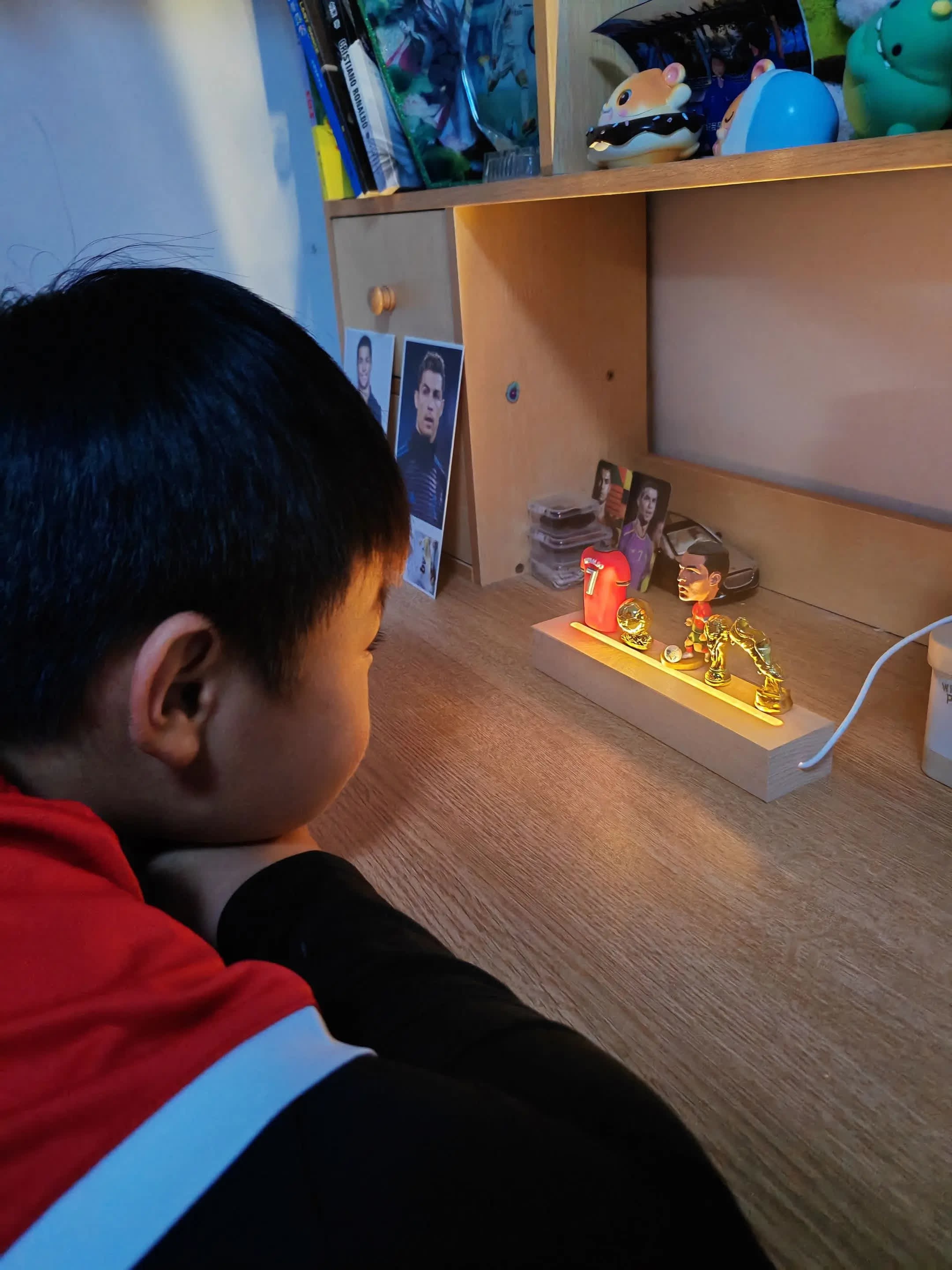 如果每个球迷心里都有一个“唯一”，那对他来说，这个人始终是 C 罗。c罗铁粉--