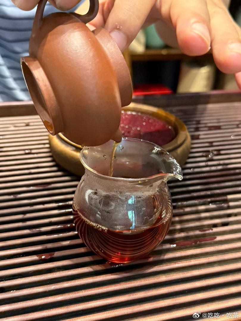普洱茶正在被人为划分为两个集散中心：云南和广东！事情的起因是大环境经济下滑，老茶