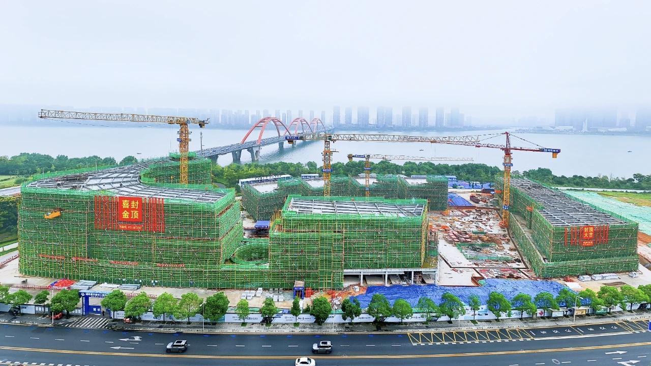 9月29日，麓谷集团代建施工的湘江基金小镇二期项目主体结构全面封顶，较原计划提前