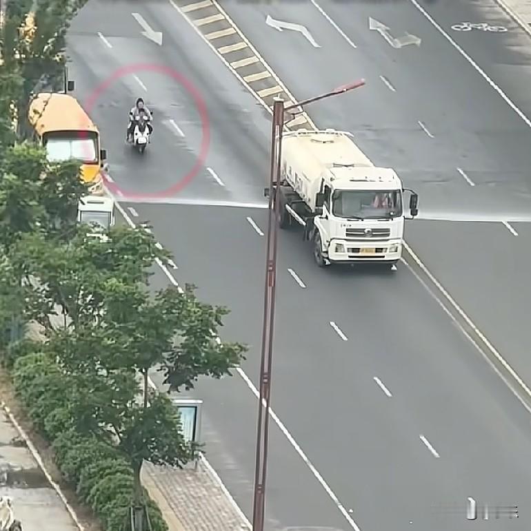 近日，安徽阜阳，路上洒水车作业时，司机精准控制水阀，避免溅到路过电瓶车，来来往往