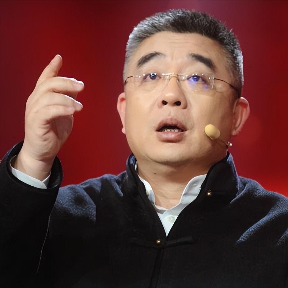 国学大师，钱文忠，去静安寺访友，一个算命的过来，拉着他，要给他算命，钱文忠连忙摇