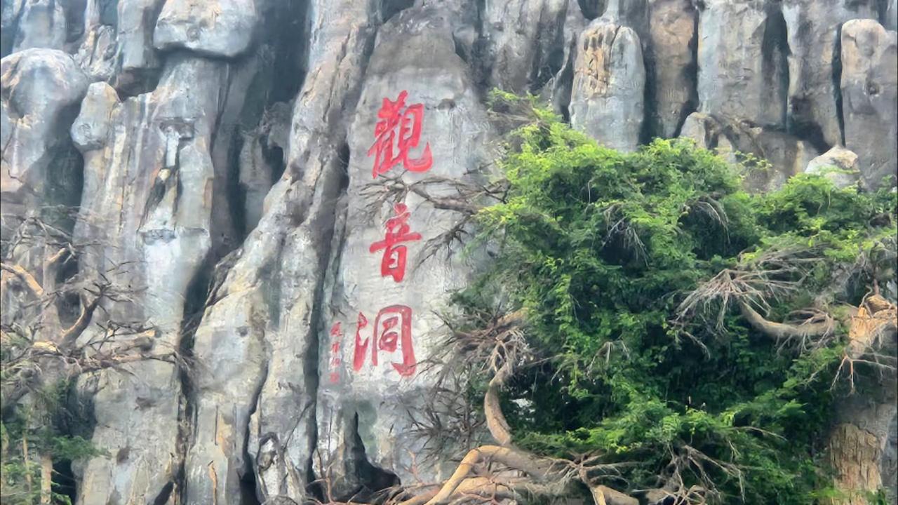 端午落雨，独自漫步溧水东庐山观音寺，山间雾气裹着细碎雨丝，整条山道安安静静，听不