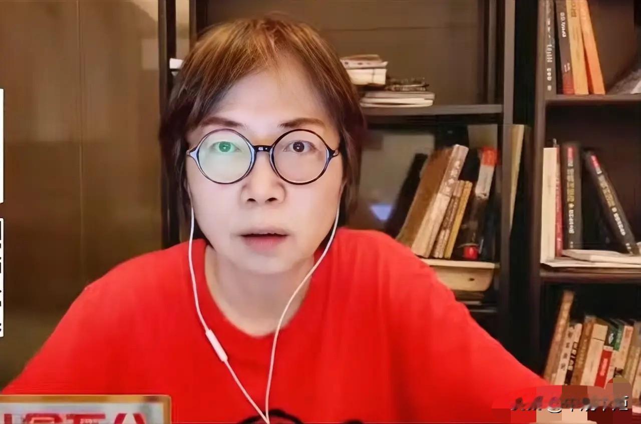 黄智贤最近被青鸟封为“青鸟女神”，因为她现在天天在自己批评“蓝白”，一直都在维护