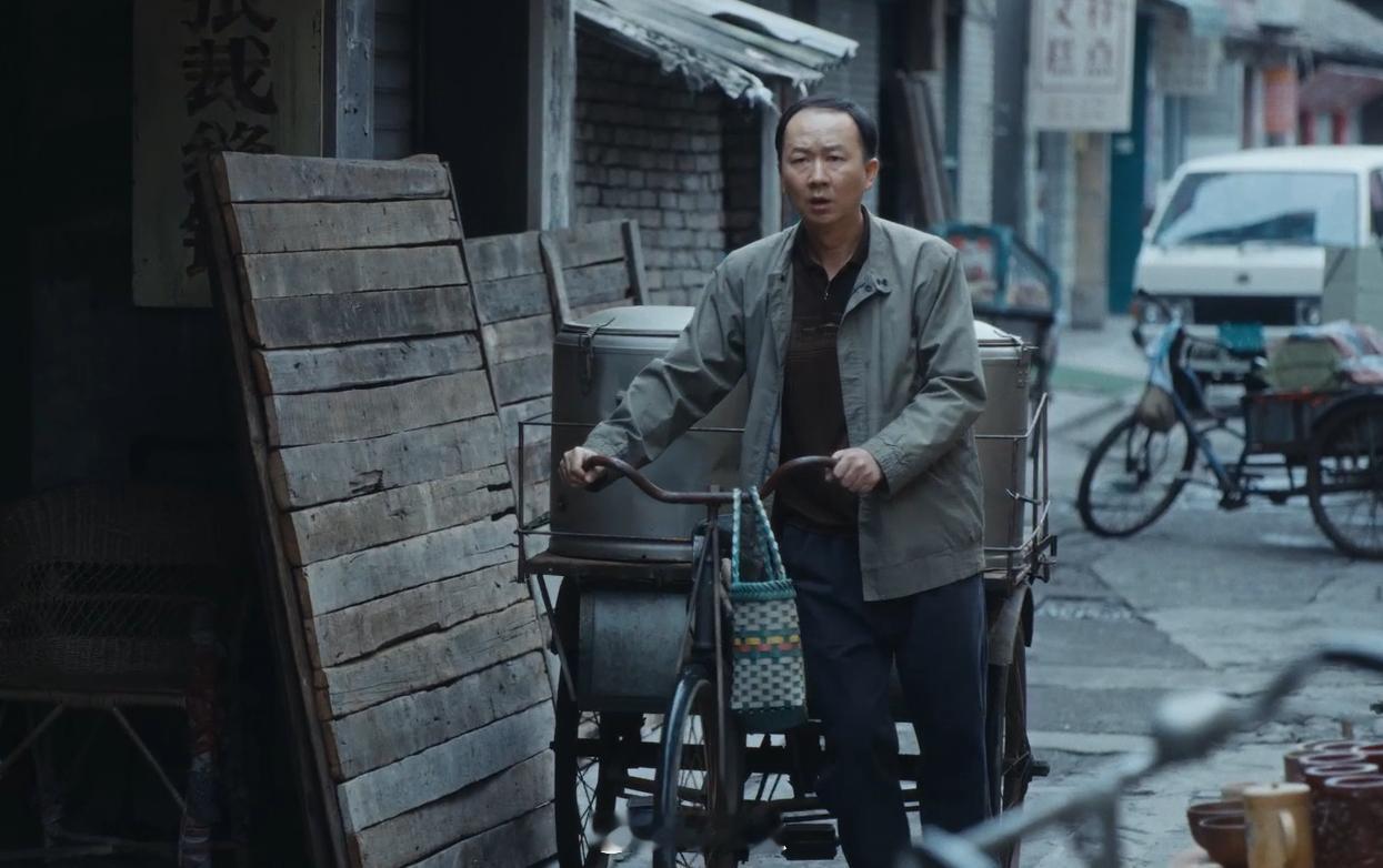 重器为抢生意当众扒女子衣服生意竞争就造黄谣，还当众扒人衣服，把受害者逼到精神失常