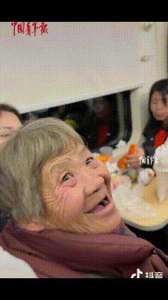 辽宁一女孩乘坐火车时，看见一位老奶奶蹲在过道上，开始她以为老奶奶买的是站票，就打