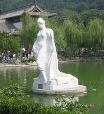 华清池杨贵妃雕像与历史文化、景观协调。情调造型都没什么不妥，恬静优雅、人景和谐。